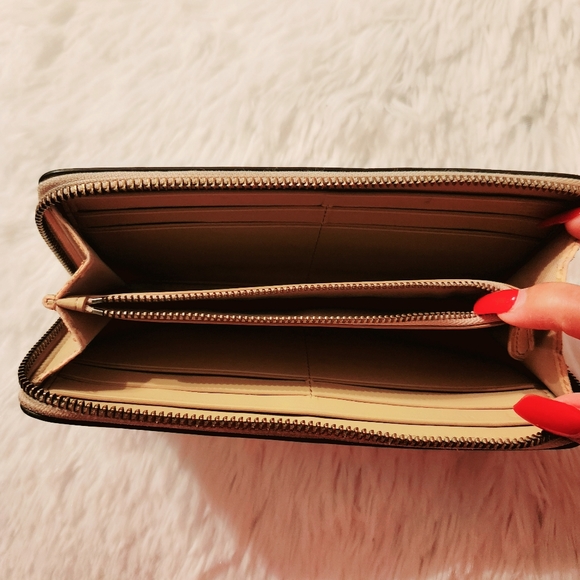 Coach- Accordian Zip Wallet - Picture 3 of 4